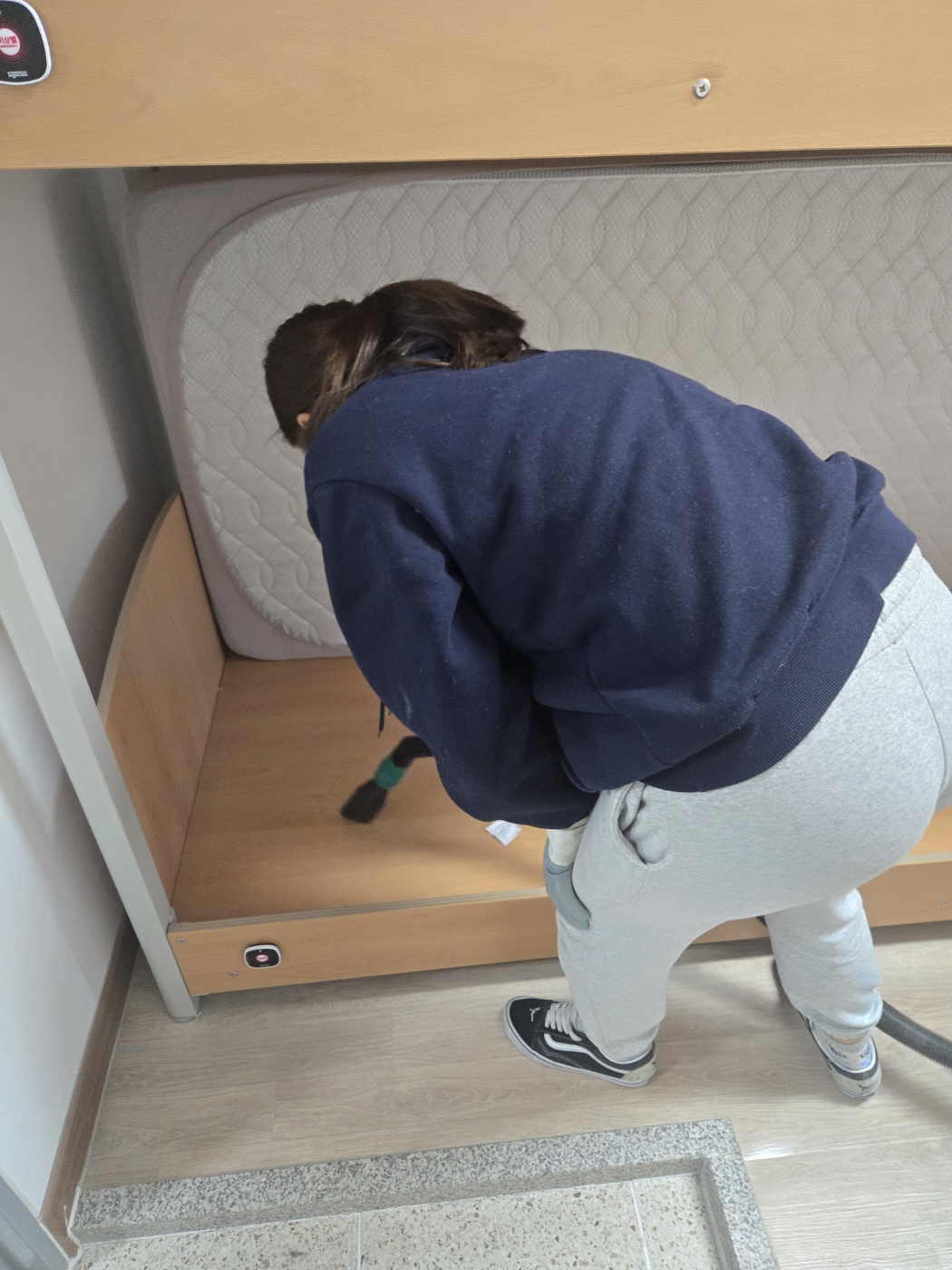 기숙사 침대 프레임 청소