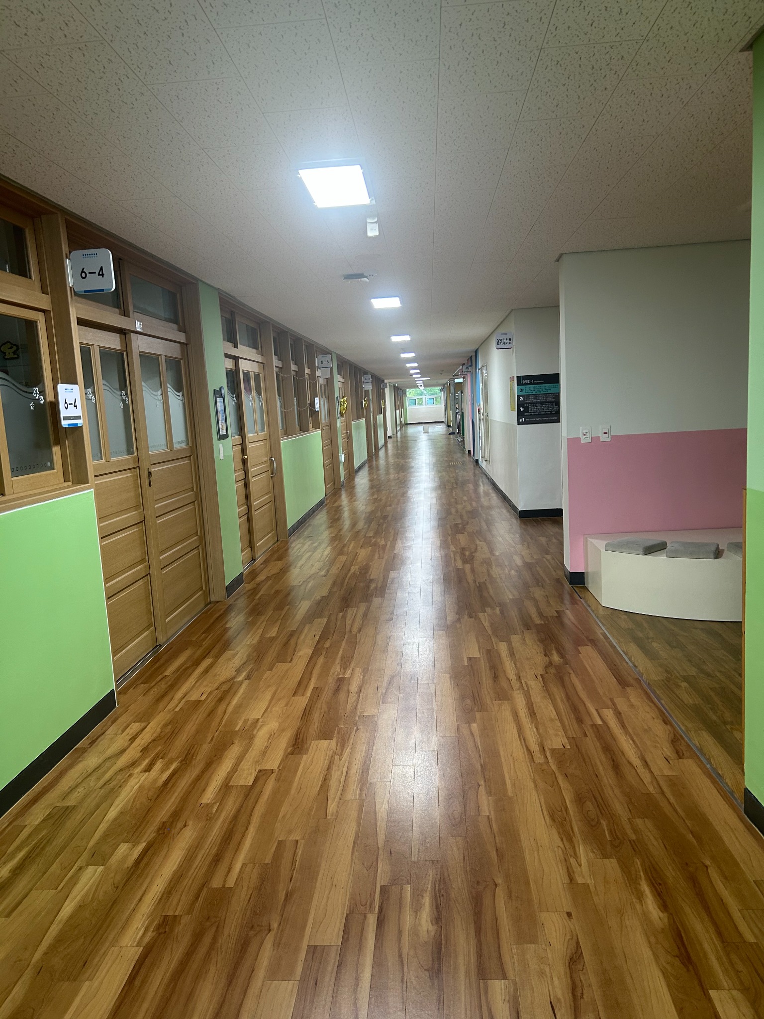 학교 복도 청소 완료